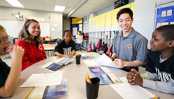 ɫƵ AmeriCorp Members tutoring students around a work table