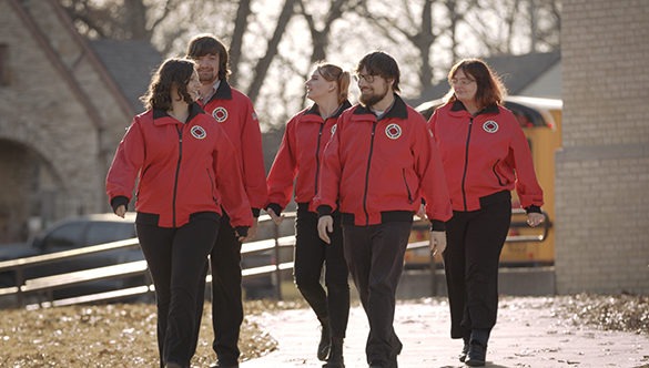 Five ɫƵ AmeriCorp members chatting as they walk outside