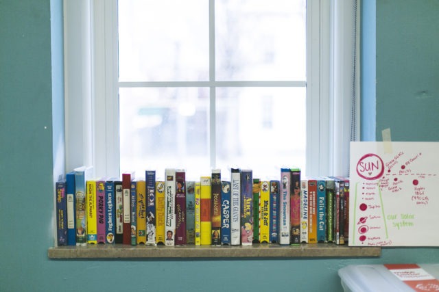 Books on a bookshelf in a ɫƵ school