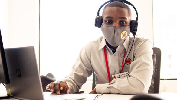 ɫƵ AmeriCorps in school service with mask